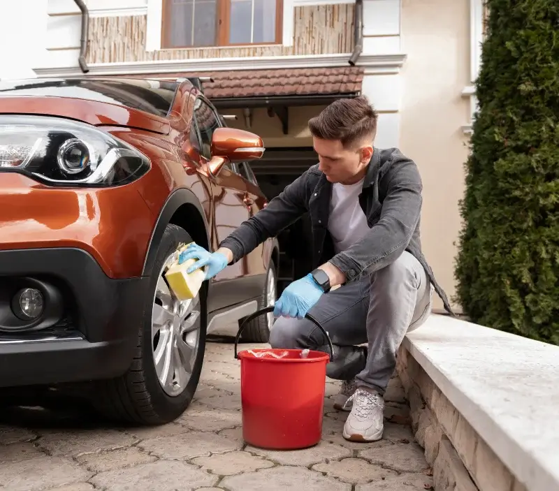 Lavage auto à domicile Rauret : professionnel intervenant sur un véhicule